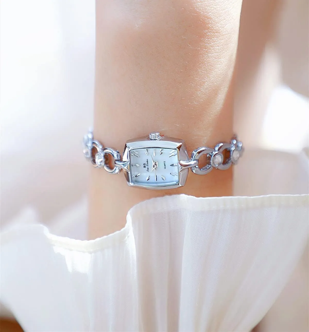 Waterproof Vintage Small Gold Wrist Watch Elegant Gold Watches for Women Dress Bracelet Watch missionary interpret transcendent luster audible coordinate Square Dainty Ladies Quartz Watches Stainless Steel Bracelet 